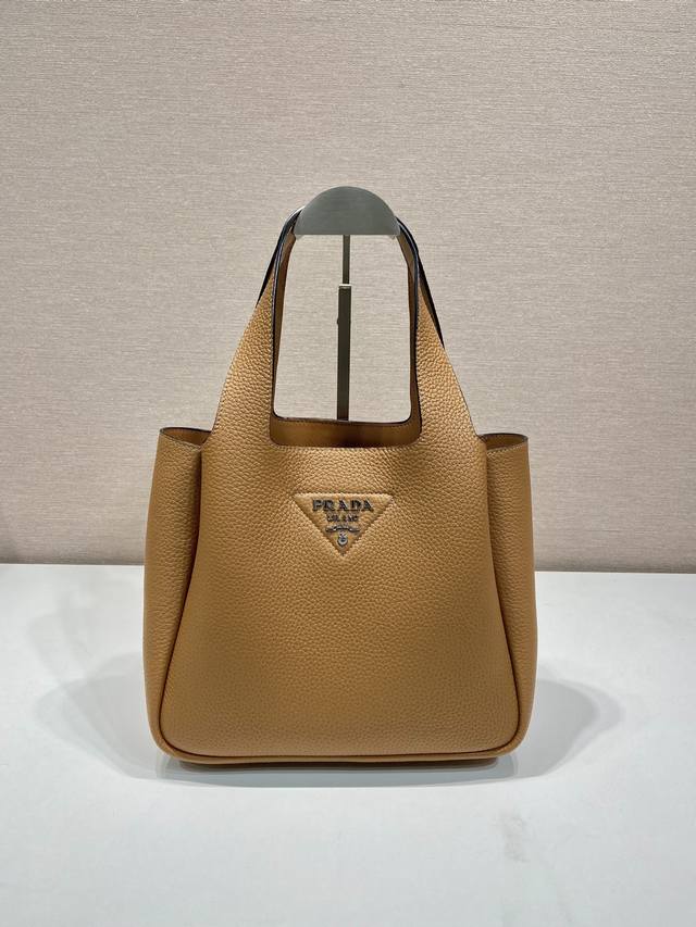 特级配专柜包装菜篮子 新款水桶包1Bg335新色 最新款菜篮子 采用进柔软细腻小牛皮菜篮子托特腋下包，内配进口羊皮，顶级白叻五金，整体手感非常柔软 轻巧格层多多