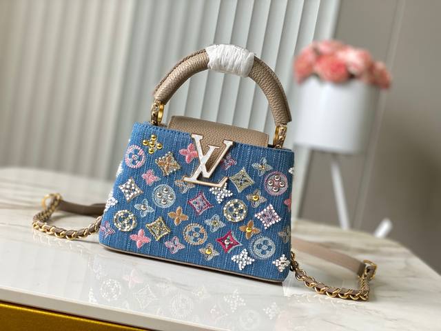 正品原料动态芯片M12947 M48865淡咖丹宁花朵刺绣款本款 Capucines 手袋为Monogram丹宁布刺绣串珠和装饰线 以Lv字母和编织链条注入金属