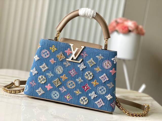 正品原料动态芯片M12947 M48865淡咖丹宁花朵刺绣款本款 Capucines 手袋为Monogram丹宁布刺绣串珠和装饰线 以Lv字母和编织链条注入金属