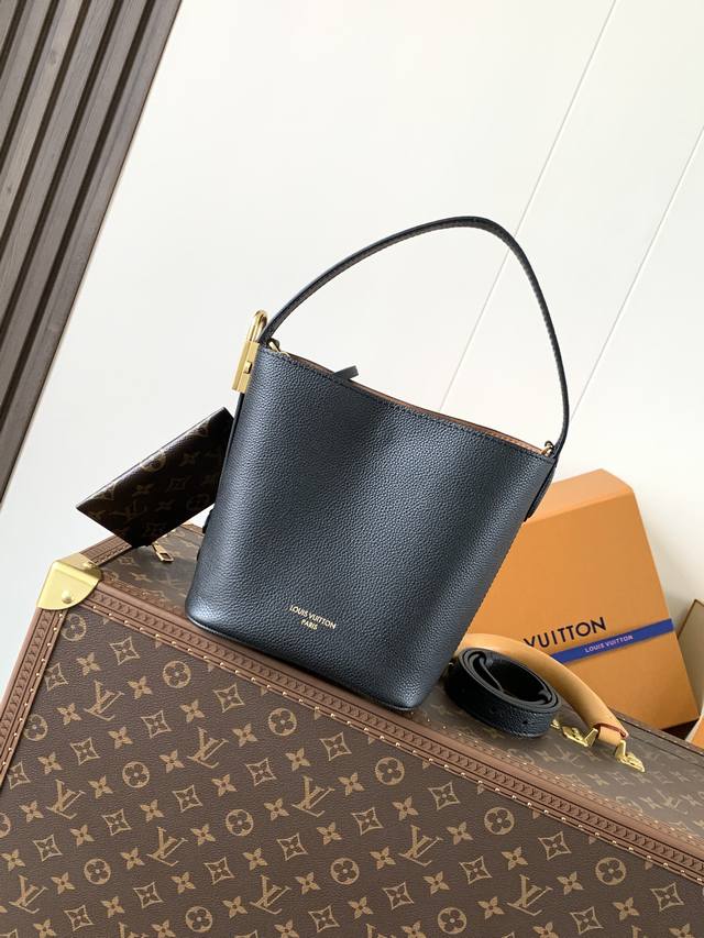 顶级原单，变码芯片 M25543黑色，M14416棕色 正品开发，对版系列 本款 All In Bb 手袋出自 Low Key 系列，采用粒面牛皮革塑造紧凑水桶