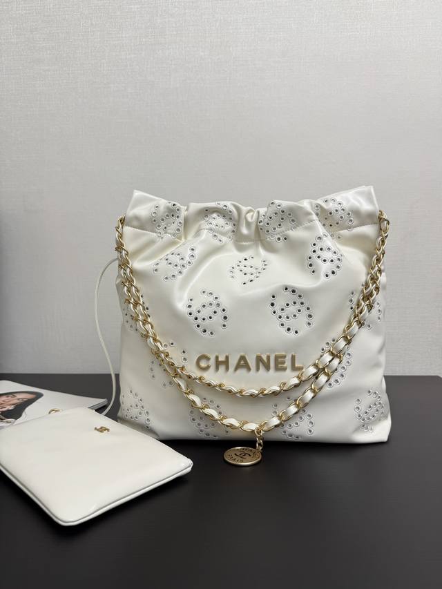 原厂皮 现货 超级火爆 油腊 手提袋 今年上新的时髦点 以年份数字为命名 对准它 手袋 垃圾袋 每个颜色都很爱！ 这草种得有点措不手及 说垃圾袋也好 收纳袋也罢