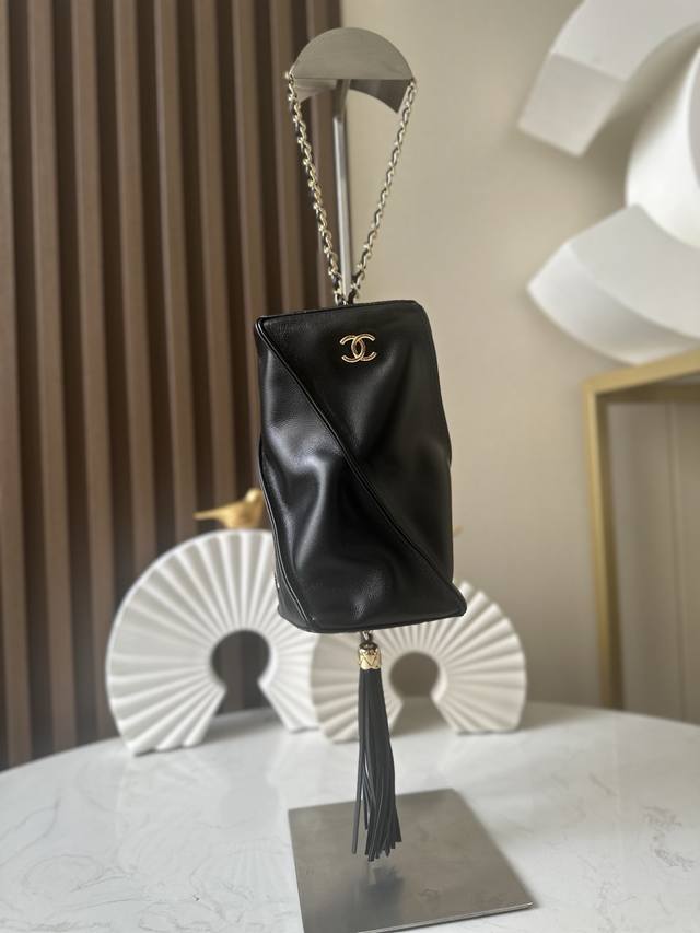 新款出货啦 Ohanel 25C 灯笼包！链条手拿包羊皮革与金色金属黑！经典黑金和精致的手拎链条设计太美了！！精美的珍珠链条不仅凹显了女孩的千金感，更提升了整体