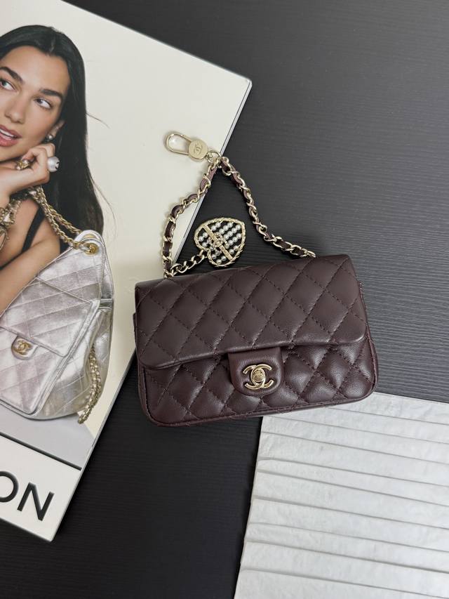 原厂皮 现货25A巴掌大的Cf迷你小包掛 好神奇呀！肯定是Chan Cf又生宝宝啦 新生儿刚出生巴掌大小超级可爱 完全不会因为它小而随意粗糙 精致的凌格纹 经典