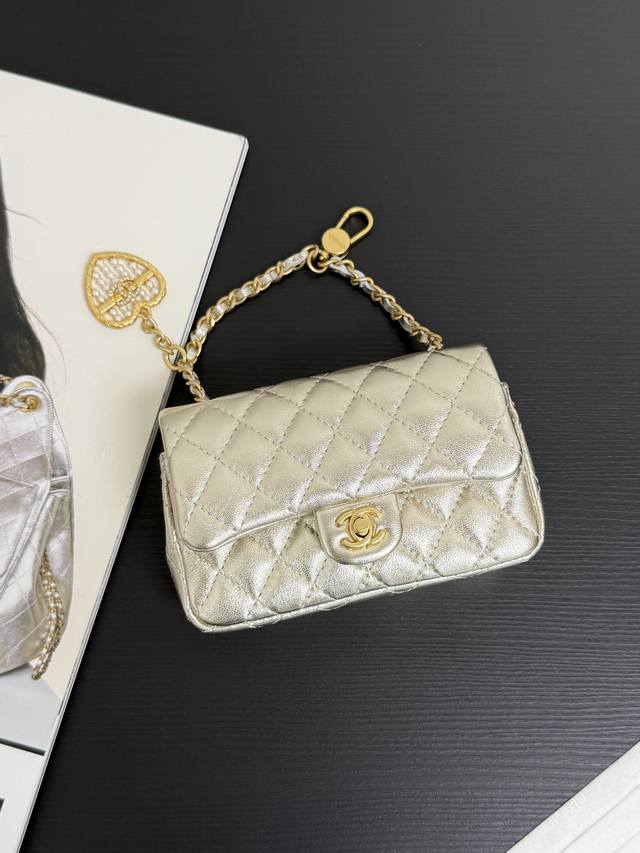 原厂皮 现货25A 手工坊系列 Mini Cf 包挂 直接把“可爱小废包”玩出花,巴掌大的 Size 迷你又精致,菱格纹经典,吸睛小坠饰,走哪都是“可爱信号发射 原厂皮 现货25A 手工坊系列 Mini Cf 包挂 直接把“可爱小废包”玩出花,巴掌大的 Size 迷你又精致,菱格纹经典,吸睛小坠饰,走哪都是“可爱信号发射