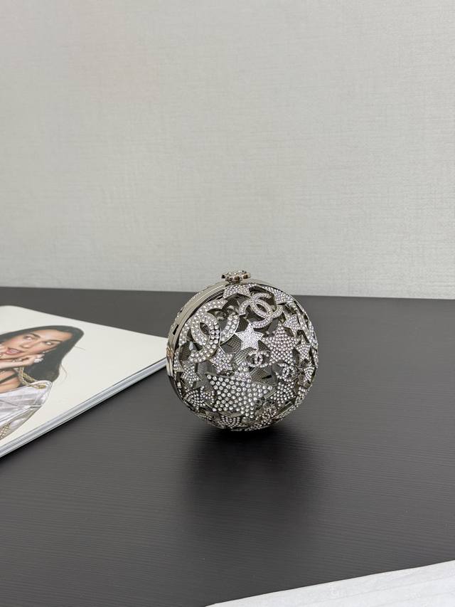 现货25A高级手工坊系列星星镂空球形晚宴包 星星镂空球形晚宴包，又是一枚收藏家系列，整个球是由五角星双C Logo组成，镂空设计镶嵌着钻石，细节感满满，精致高雅
