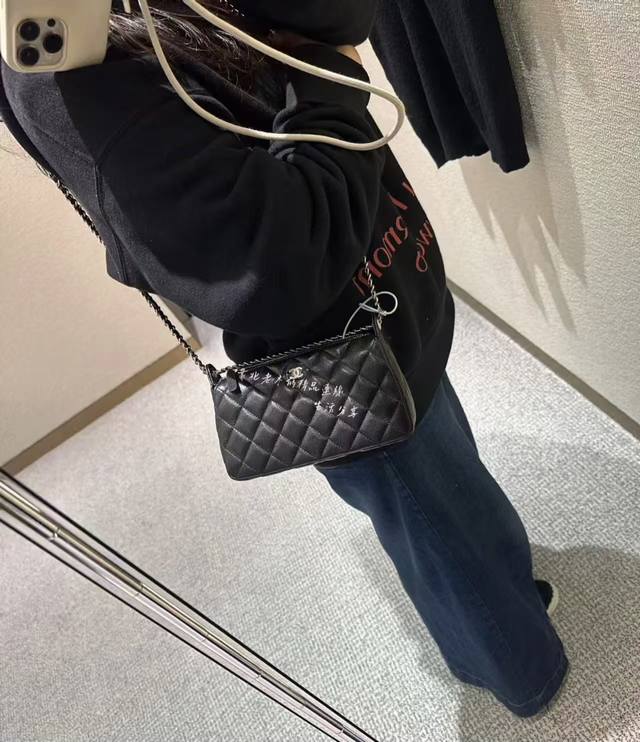 原厂皮 现货25B荔枝牛皮、耐用又保值的神仙款！新宠香奈儿麻将包太香了复古银扣低调高级，越用越有质感划重点:荔枝皮保值度五颗星用几年依旧能保持原有的气质！994