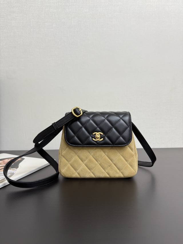 原厂皮 现货25A 麂皮 横版也好看 就很适合手拿 很优雅，这个宽肩带确实出的比较少，肩带在里面绕一圈一样当腋下包，麂皮棕色拼黑色 太好看了！这个配色没有缺点很