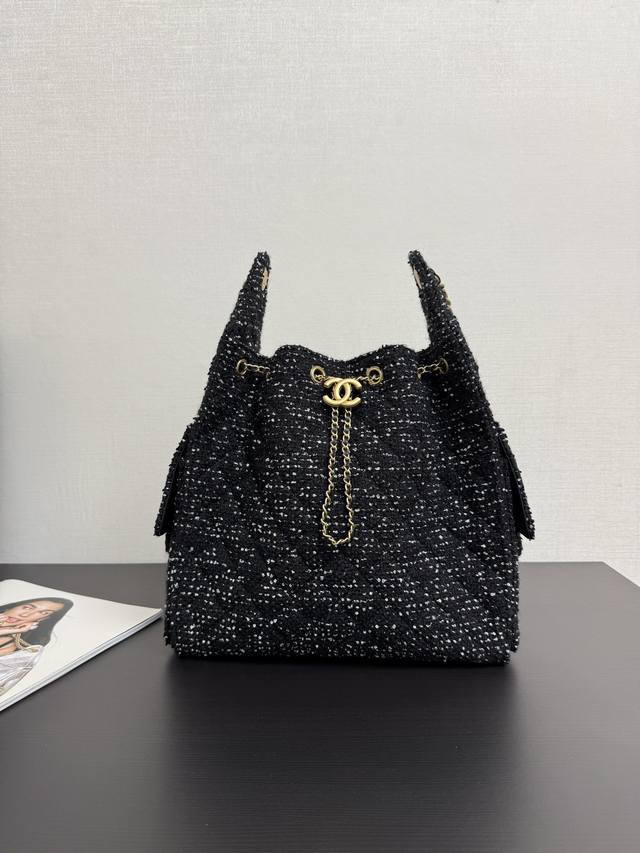 现货25C Hobo Bag本季爆款一眼心动的 可调节链 变身水桶包大小号适中 实用性强 则面两个小袋子适合出行 放手机护照很适合搭配 容量够大 上身也挺酷！