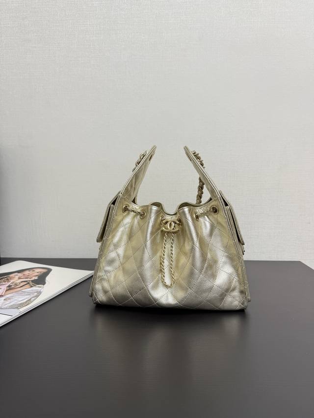 原厂皮 现货L25A水桶抽绳包！小号 香家系列新添一个小可爱，它的本体其实是一个小水桶包，皮质是摸起来比较柔软的磨砂皮，很像刻意而为之的精心搭配．大大的双C L