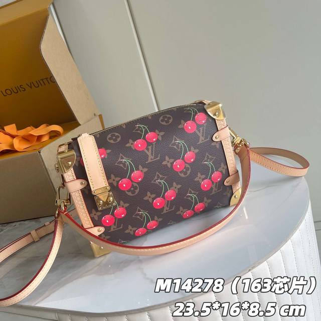 163C01 芯片版 内部价P 款号： M14278樱桃款， 原单加强版 独家实拍背景图 本款 Side Trunk 中号手袋以谐趣 Monogram 图案道出
