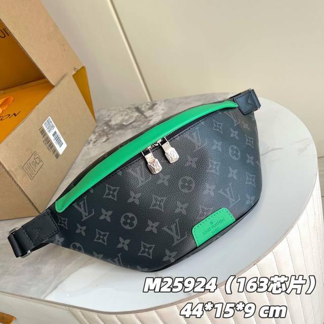 163C01芯片版 内部价P 款号: M25924 绿色 原单加强版 独家实拍背景图 本款Discovery腰包取材Monogram Edipse帆布,搭配明丽 163C01芯片版 内部价P 款号: M25924 绿色 原单加强版 独家实拍背景图 本款Discovery腰包取材Monogram Edipse帆布,搭配明丽
