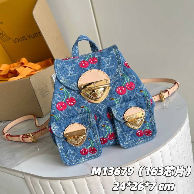 163C01 芯片版 内部价P 款号: M13679樱桃款, 原单加强版 独家实拍背景图 這款復刻版Louis Vuitton X Murakami聯乘系列的V 163C01 芯片版 内部价P 款号: M13679樱桃款, 原单加强版 独家实拍背景图 這款復刻版Louis Vuitton X Murakami聯乘系列的V
