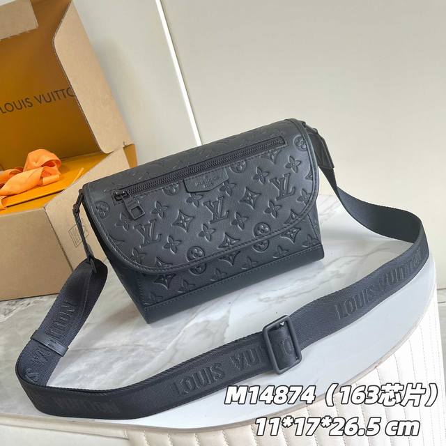 163C01 芯片版 内部价P 款号: M14874, 原单加强版 独家实拍背景图 本款 Pulse 邮差包采用 Monogram Shadow 压纹牛皮革和考 163C01 芯片版 内部价P 款号: M14874, 原单加强版 独家实拍背景图 本款 Pulse 邮差包采用 Monogram Shadow 压纹牛皮革和考