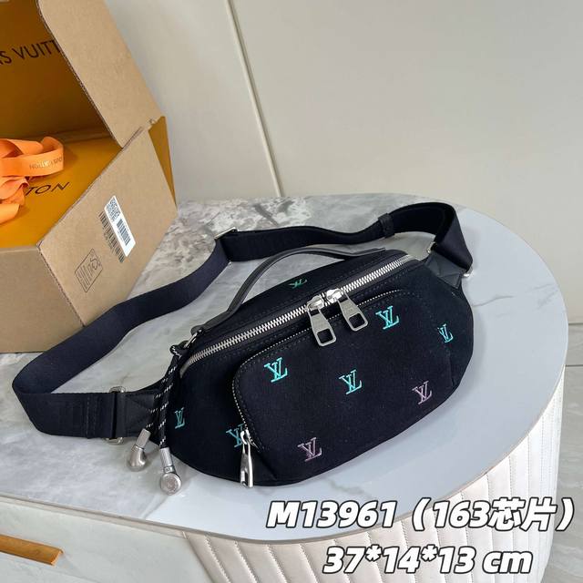 163C01 芯片版 内部价P 款号: M13961, 原单加强版 独家实拍背景图 渐变牛仔刺绣腰包 真的好好看哦。时尚美观:设计融合经典与现代元素,如Mono 163C01 芯片版 内部价P 款号: M13961, 原单加强版 独家实拍背景图 渐变牛仔刺绣腰包 真的好好看哦。时尚美观:设计融合经典与现代元素,如Mono
