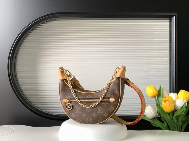 动态变码芯片 顶级原单加强版 M81098 Nicolas GhesquièRe 溯源档案中的 Croissant 手袋，于 早春系列推出 Loop 半月形法棍