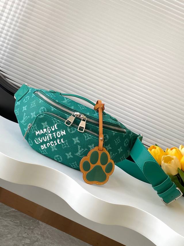 动态变码芯片 顶级原单加强版 M12867绿色新品上市，最新款本款 Rush 腰包取材 Monogram Heritage 帆布，以 Pharrell Will