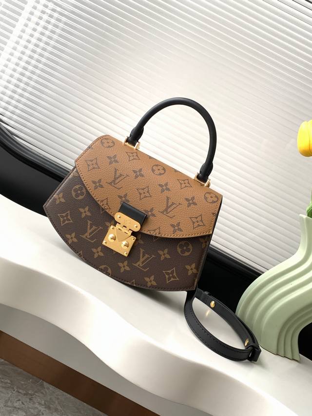 动态变码芯片 顶级原单加强版 Monogram 和 Monogram Reverse 帆布制成的 Tilsitt 手袋是一款精美的都市风格配饰。源自一款 198