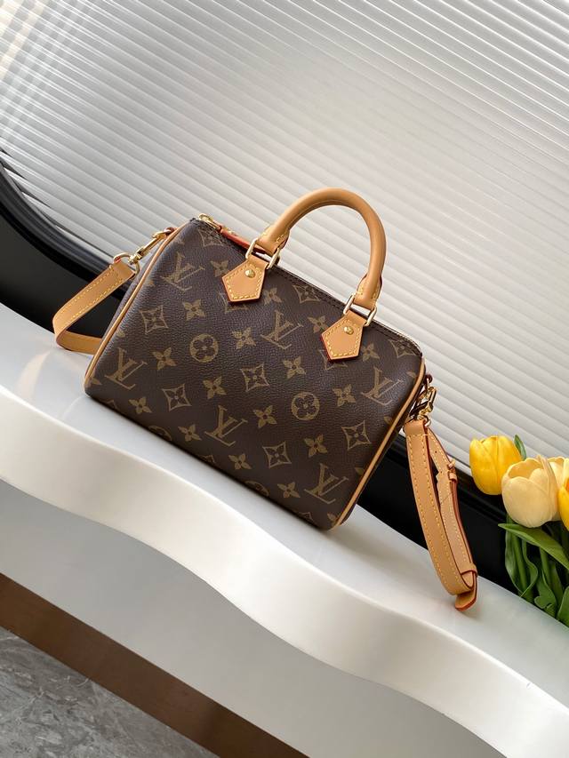 动态变码芯片 顶级原单加强版 M81086老花本款 Speedy BandoulièRe 20 手袋采选 Monogram 帆布、牛皮革饰边和织物内衬,以玲珑尺 动态变码芯片 顶级原单加强版 M81086老花本款 Speedy BandoulièRe 20 手袋采选 Monogram 帆布、牛皮革饰边和织物内衬,以玲珑尺