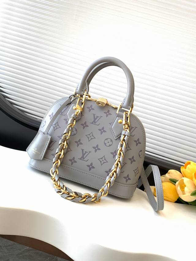 动态变码芯片 顶级原单加强版 M12561 Monogram Ink系列推出Alma Bb手袋，以铺陈品牌Monogram图案的牛皮革演绎1934年的原版设计。