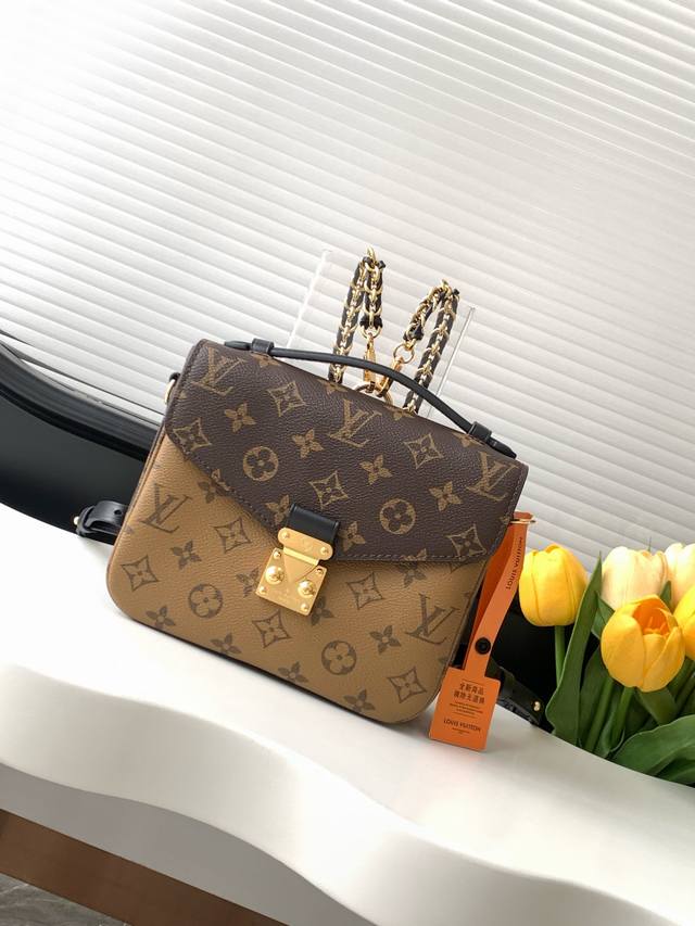 动态变码芯片 顶级原单加强版 M11941双肩邮差包Pochette MéTis 手袋本次以双肩包构型跃入新季潮流视野。涂层帆布包身铺陈 Monogram 与定