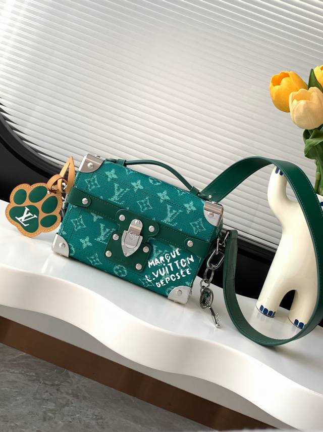 动态变码芯片 顶级原单加强版 M12686 本款 Soul Trunk 手袋取材 Monogram Eclipse 帆布，以柔软贴身的紧凑构型实现舒适斜挎。加固