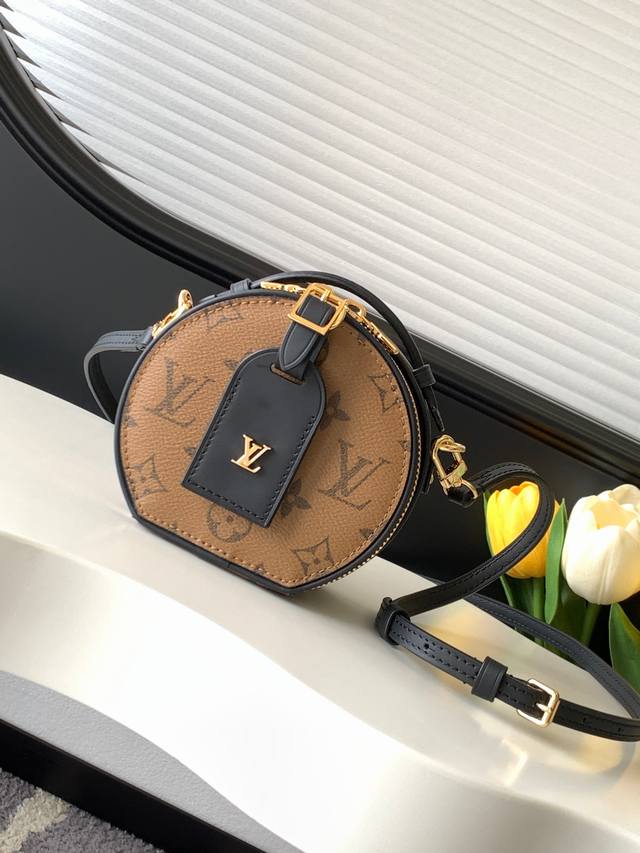 动态变码芯片 顶级原单加强版 Boite Chapeau 迷你包选用 Monogram 涂层帆布,点缀 Malletage 绗缝内衬,采用品牌标志性构型和多个经 动态变码芯片 顶级原单加强版 Boite Chapeau 迷你包选用 Monogram 涂层帆布,点缀 Malletage 绗缝内衬,采用品牌标志性构型和多个经