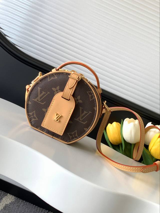 动态变码芯片 顶级原单加强版 Boite Chapeau 迷你包选用 Monogram 涂层帆布，点缀 Malletage 绗缝内衬，采用品牌标志性构型和多个经