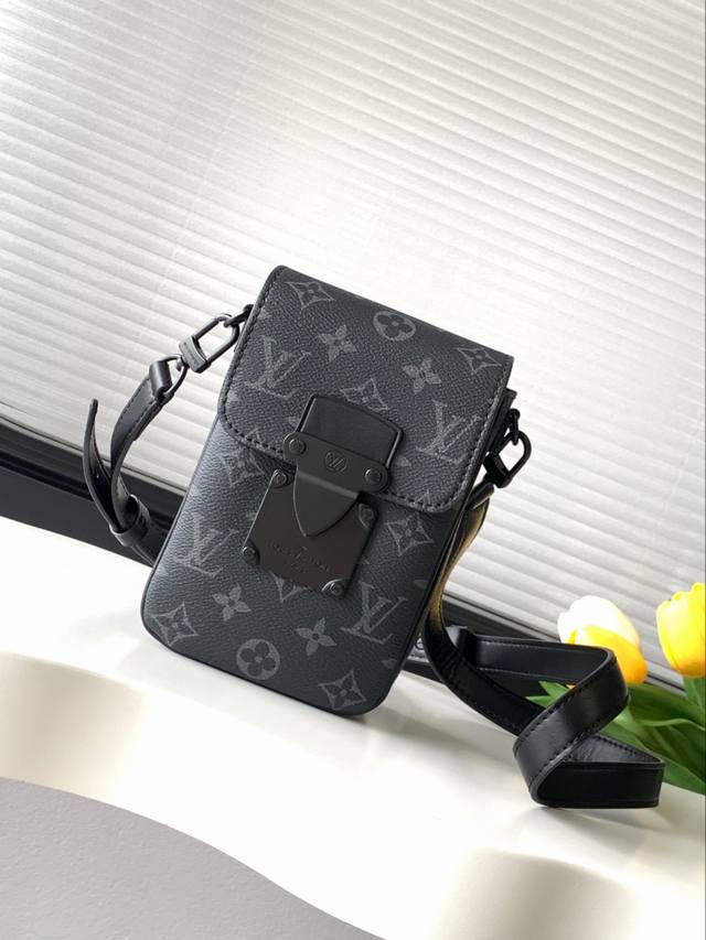 动态变码芯片 顶级原单加强版 S-Lock Vertical 迷你手袋取材 Monogram Eclipse 帆布，令日常物品轻松随行。磁扣设计源自品牌传统硬箱