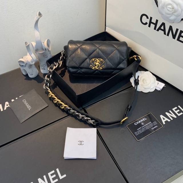 独家实拍 ，新款现货！Chanel小香 新款 型号：As1163 延续19系列的菱格衔缝和翻盖廓形，搭配蓬松柔软的山羊皮和复古五金～透出轻松慵懒的秋冬氛围总之日