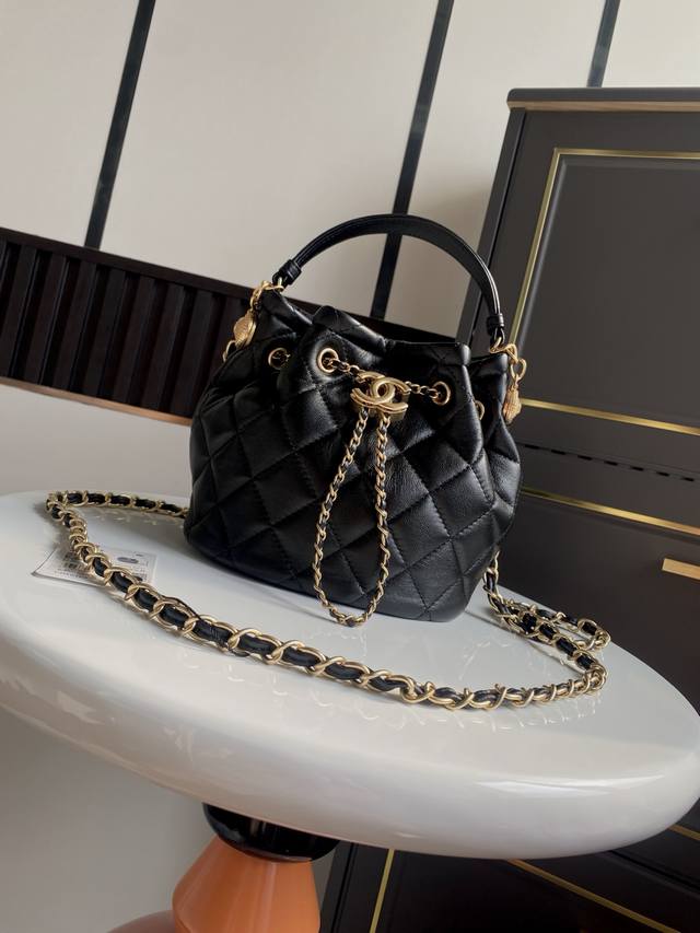 现货～ 新款水桶抽绳包最新出货！Chanel小香 新款 秋冬限量版，一直是幸运和贵气的象征，配到包包上更是富贵逼人 加上这次的设计潮流元素，显的包包更加好看实用