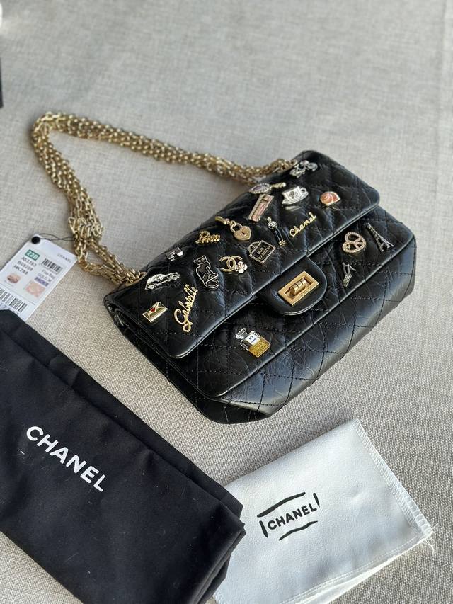 Chanel：：型号：37586#尺寸：24.5Cm：百年经典复古大象纹牛皮口徽章盖链包：方扣系列：此款包诞生于1955年2月，经过六十多年仍然深爱大众喜爱，可