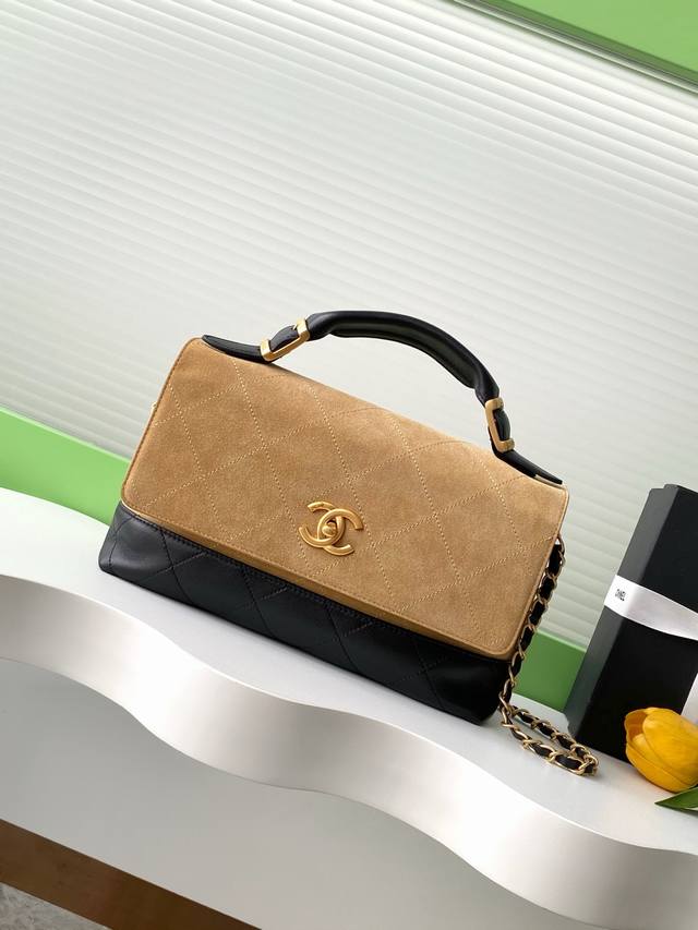 25A麂皮包手工坊大秀的焦点爆款经典与创新交织的杰作灵感来自香奈儿女士的乌木漆面屏风；标志性菱格纹 、邂逅独特拼色的设计 材质的碰撞尽显奢华；大大的包身搭配精巧