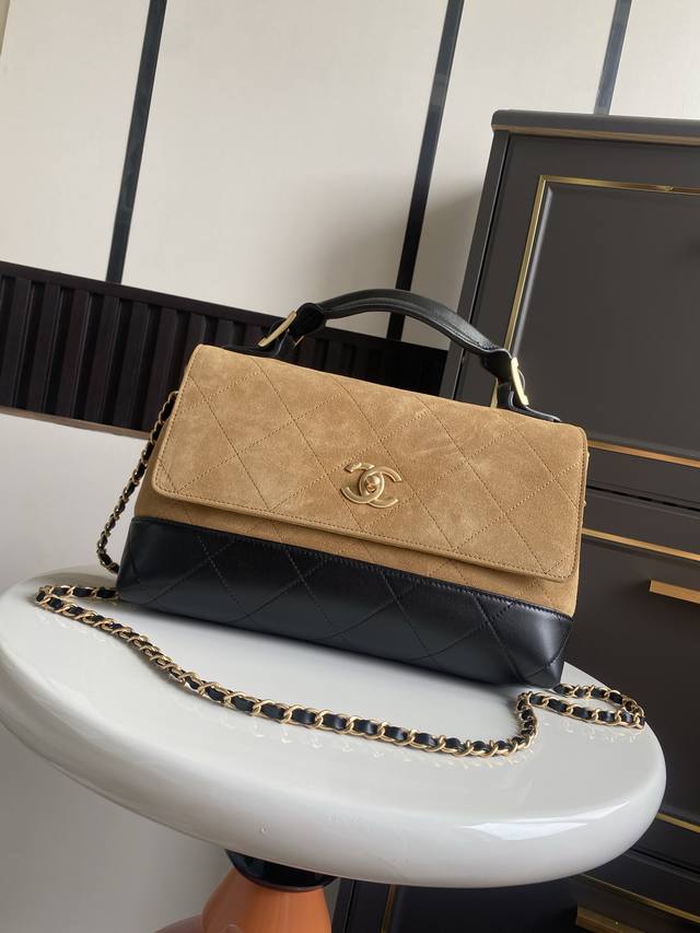 25A麂皮包手工坊大秀的焦点爆款经典与创新交织的杰作灵感来自香奈儿女士的乌木漆面屏风；标志性菱格纹 、邂逅独特拼色的设计 材质的碰撞尽显奢华；、“包上挂包” 太