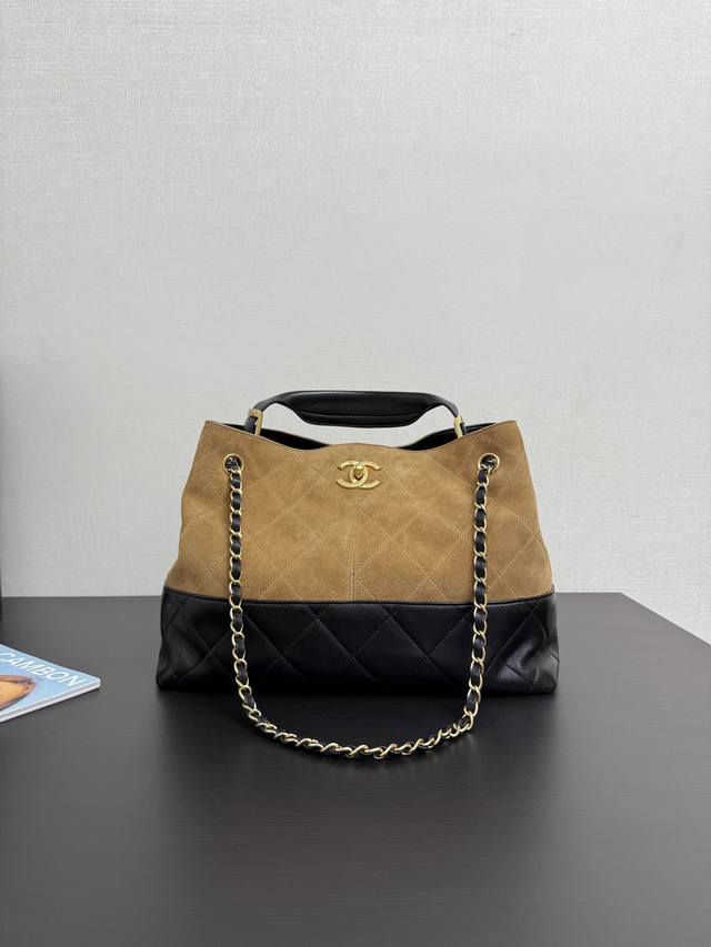 现货25A 麂皮包｜ 25A 系列新款来袭，这只麂皮拼皮包简直是神仙设计！高级麂皮与光滑小牛皮碰撞，质感拉满，菱格纹+经典双C Logo低调奢华麂皮×亮面皮革，