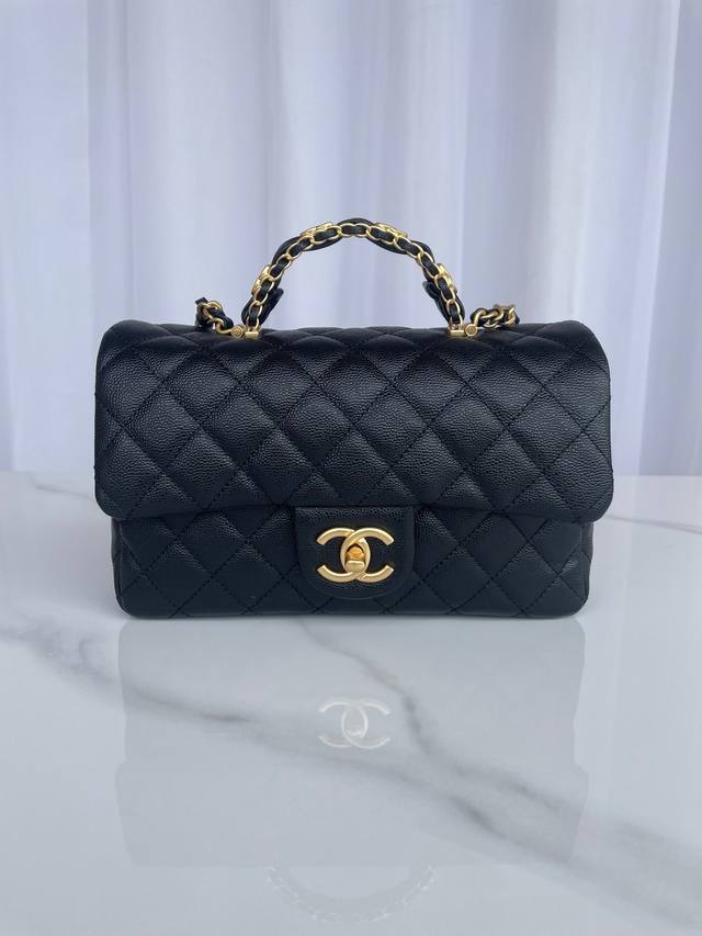 小号 大号 品牌:Chanel型号:As5702，黑色简介:原单质量，经典之作，华丽与气质的前沿，是你意想不到的尊贵。皮种:原单进口小颗粒牛皮，里配原版小羊皮。