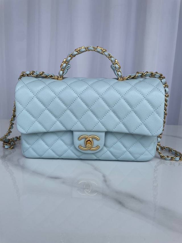小号 大号 品牌:Chanel型号:As5702，浅蓝简介:原单质量，经典之作，华丽与气质的前沿，是你意想不到的尊贵。皮种:原单进口小颗粒牛皮，里配原版小羊皮。