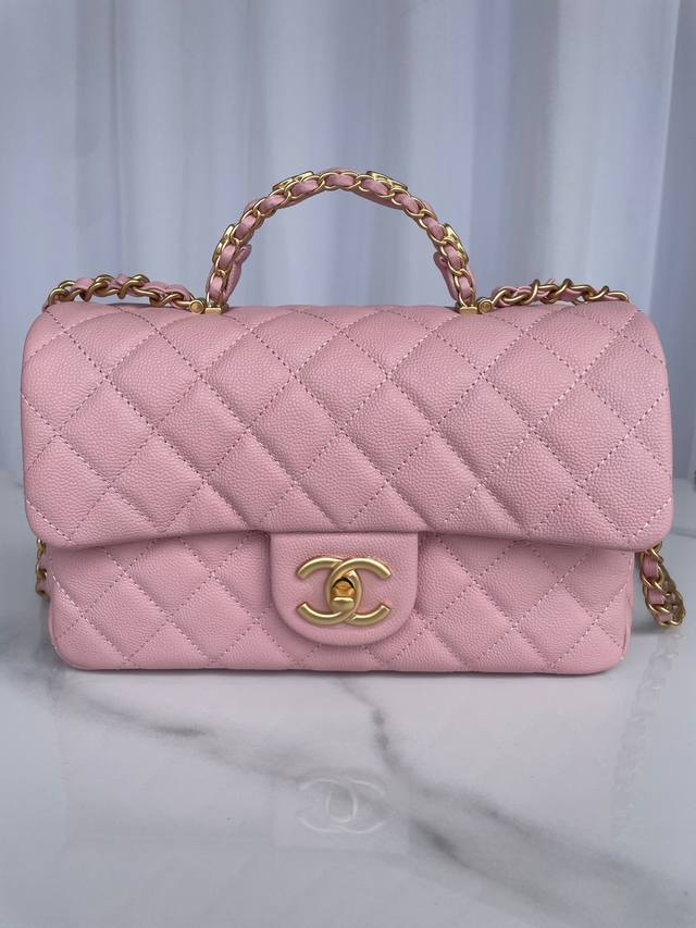 小号 大号 品牌:Chanel型号:As5702，粉色简介:原单质量，经典之作，华丽与气质的前沿，是你意想不到的尊贵。皮种:原单进口小颗粒牛皮，里配原版小羊皮。