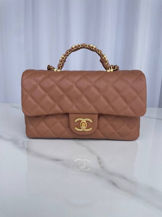 小号 大号 品牌:Chanel型号:As5702，焦糖简介:原单质量，经典之作，华丽与气质的前沿，是你意想不到的尊贵。皮种:原单进口小颗粒牛皮，里配原版小羊皮。