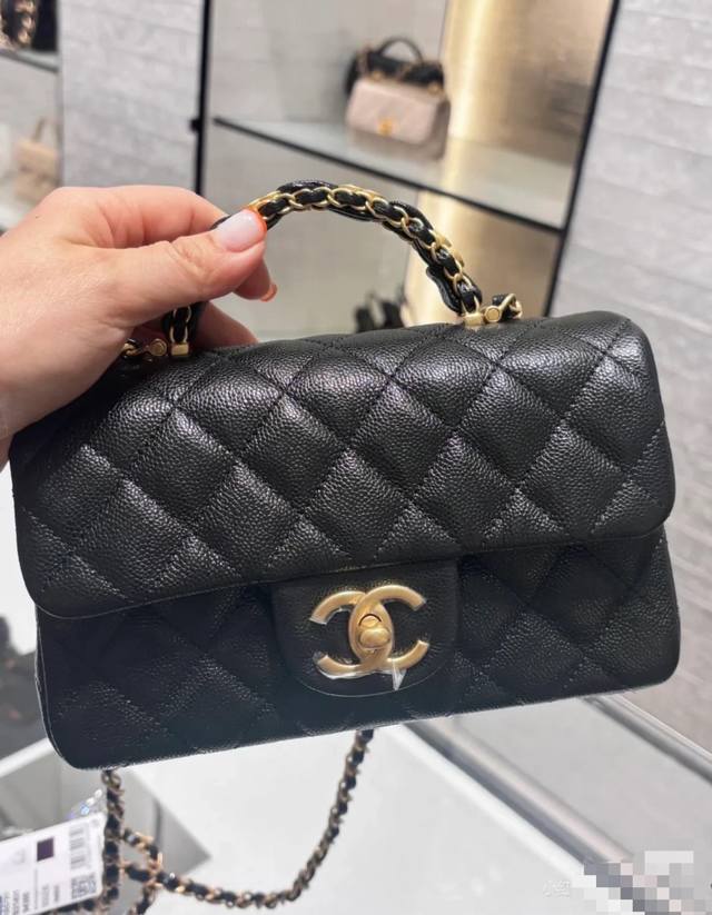 小号 大号 小號尺寸 5701出货啦Ohanel 25B 鱼子酱皮手提方胖子口盖包新款手柄方胖子太美了～方胖子香槟扣手柄方胖子带手柄太可爱了！胖乎乎的，皮质摸着