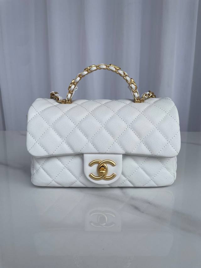 品牌:Chanel型号:As5701，白色简介:原单质量，经典之作，华丽与气质的前沿，是你意想不到的尊贵。皮种:原单进口小颗粒牛皮，里配原版小羊皮。五金:原版五