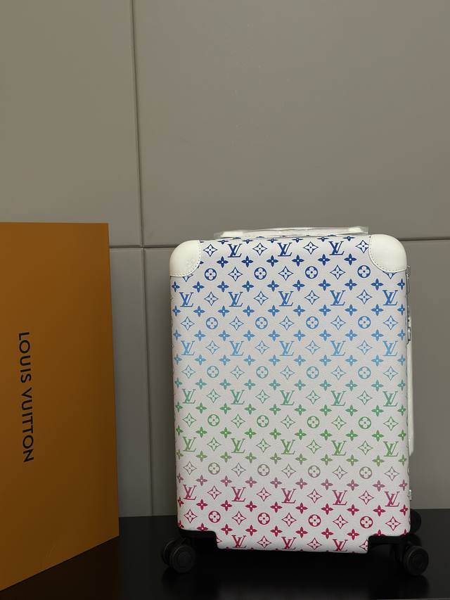 原单 55Cm 高货 拉杆真皮包裹 市场唯一对版货! 价格P美丽 Horizon 四轮拉杆箱 对版细节: 1 拉杆材质:铝合金银色细拉杆、圆孔卡扣、铝合金按钮。 原单 55Cm 高货 拉杆真皮包裹 市场唯一对版货! 价格P美丽 Horizon 四轮拉杆箱 对版细节: 1 拉杆材质:铝合金银色细拉杆、圆孔卡扣、铝合金按钮。