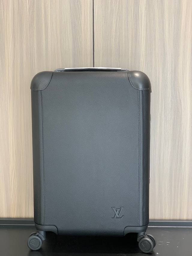 55Cm Horizon 四轮拉杆箱，55厘米 邂逅奢华四轮拉杆箱的未来。由公认的划时代工业设计大师Mrc Nwson亲自操刀，此款轻质四轮拉杆箱以外部的大号拉