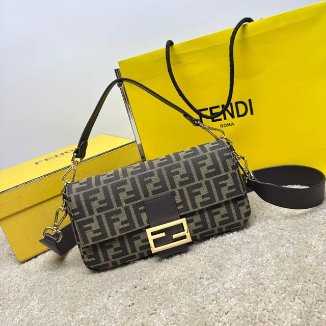 Baguette 新版法棍包来啦～ 长方形的包身搭配经典双F布料 Logo以及配套的深棕色肩带更有辨识度，经典的法棍包型让整体更柔软松弛，轻便百搭，拥有独一无的