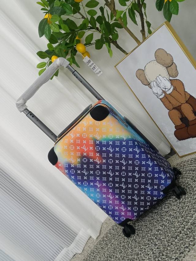 M20462款 尺寸：36*50*19Cm 容量：28升 重量：2.6Kg 材质：超轻质 Monogram帆布材质+网层内衬+牛皮包角+金属配件+大号外部拉杆