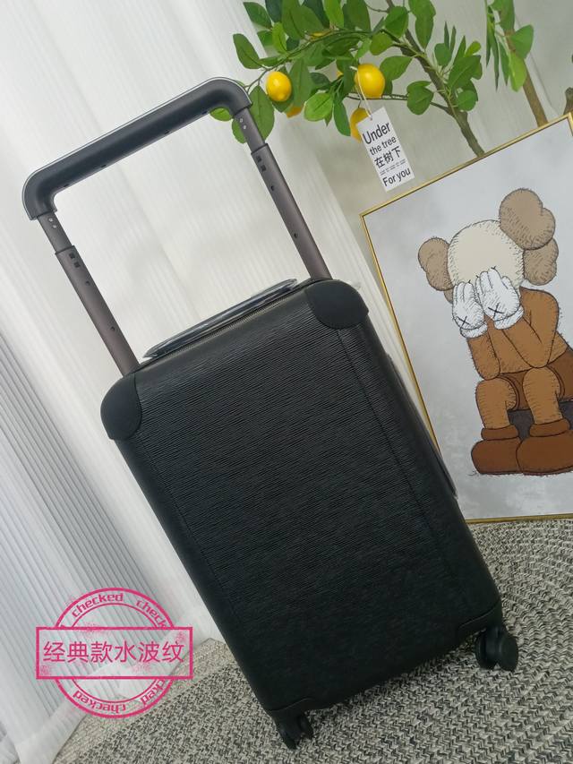 Gf434355Fb 容量:28升 重量:2.6Kg 材质:超轻质 Monogram帆布材质+网层内衬+牛皮包角+金属配件+大号外部拉杆 最新版 版本内层做法 Gf434355Fb 容量:28升 重量:2.6Kg 材质:超轻质 Monogram帆布材质+网层内衬+牛皮包角+金属配件+大号外部拉杆 最新版 版本内层做法