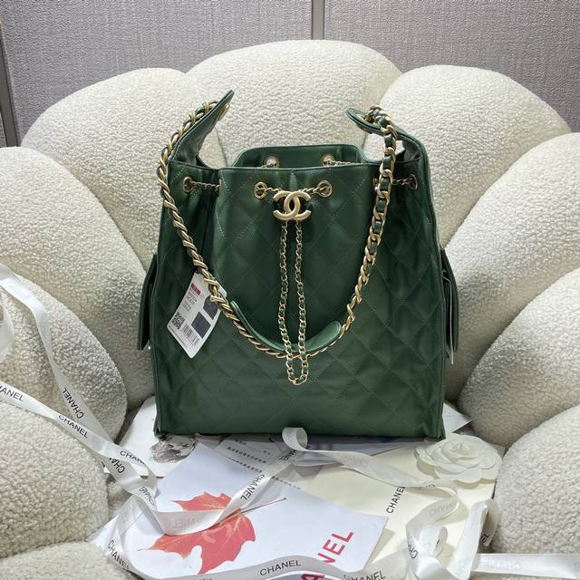 早春走秀系列 尺寸：40*30*15 大号 25C 早春秀款来了 想不到24年夏天才刚开始 25年的款就迫不及待要来了 这个购物袋别叫特别的是采用磨砂皮材质 单