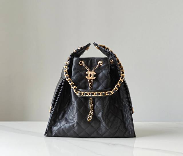 正品级 全新到货 早春 嬉皮购物包大号 黑色 专柜售价购入开发 秀场大热门嬉皮购物袋 设计独特，相当霸气的风格 绝对是酷飒大包的王者 超大容量轻松装下日常所需