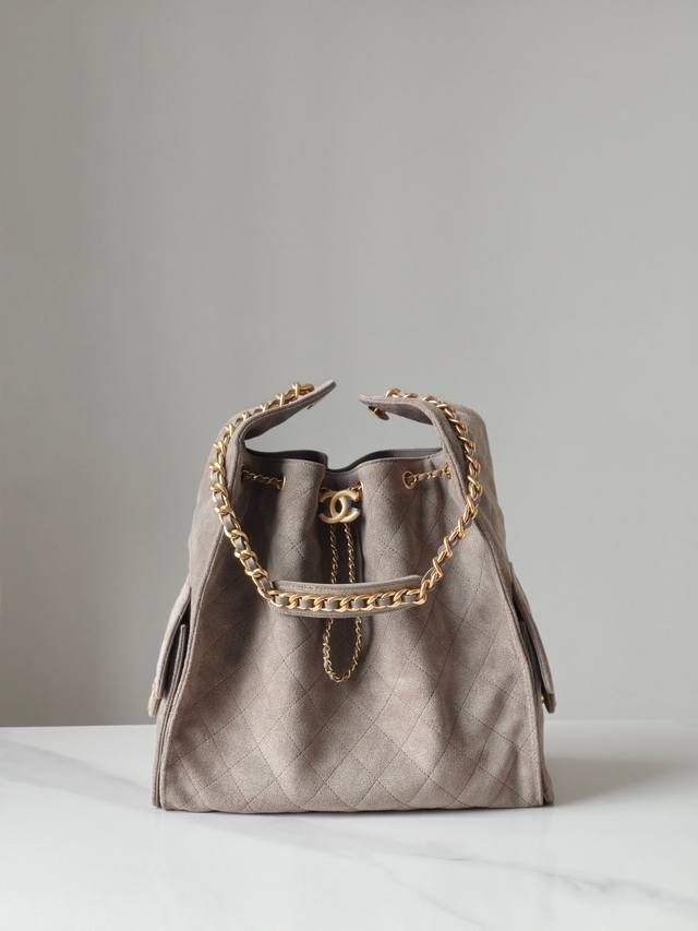 正品级 全新到货 嬉皮中号 大象灰 专柜售价购入开发 秀场大热门嬉皮 设计独特,相当霸气的风格 超大容量轻松装下日常所需 逛街,旅行都是超高值好伙伴 五金:厚镀 正品级 全新到货 嬉皮中号 大象灰 专柜售价购入开发 秀场大热门嬉皮 设计独特,相当霸气的风格 超大容量轻松装下日常所需 逛街,旅行都是超高值好伙伴 五金:厚镀