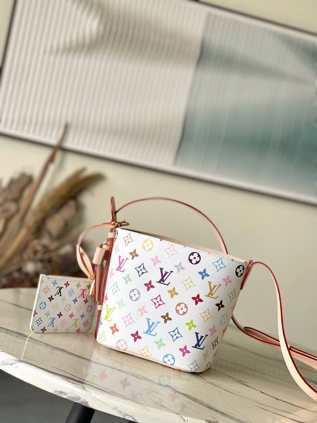 顶级原单 M13089 本款Alnbb手袋以灵动细节传递路易威登X村上隆再版系列的玩趣格调。Monogram涂层帆布呈现艺术家笔下斑斓的彩虹色调，名牌融入蝴蝶结