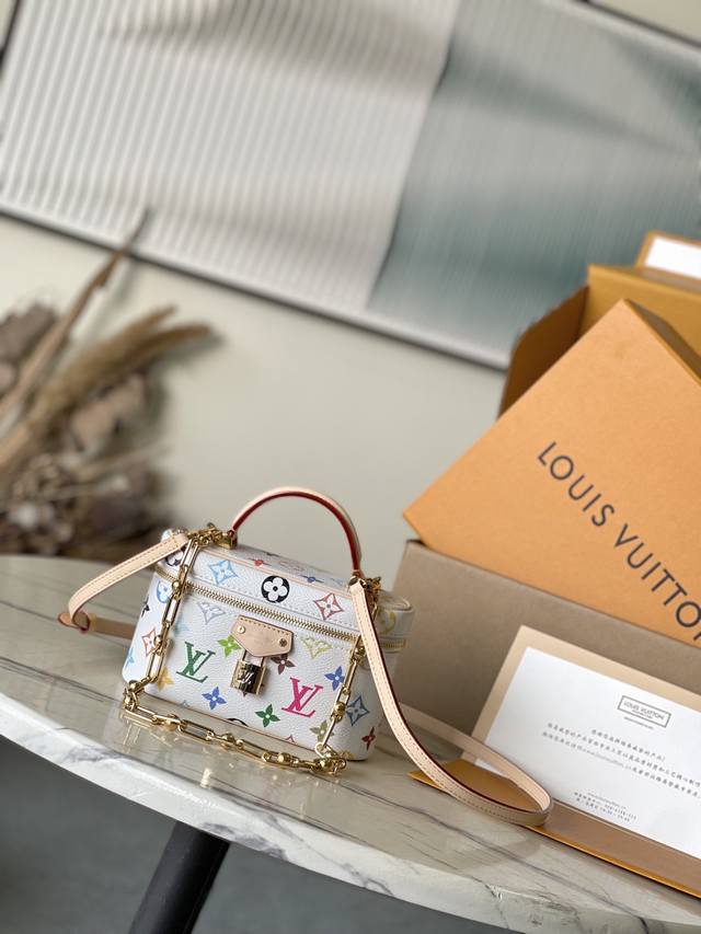 顶级原单M13662 本款Vanity Pouch手袋出自路易威登X村上隆再版系列，以艺术家的鲜明色调重绎品牌经典Monogram图案。涂层帆布融入牛皮革饰边，